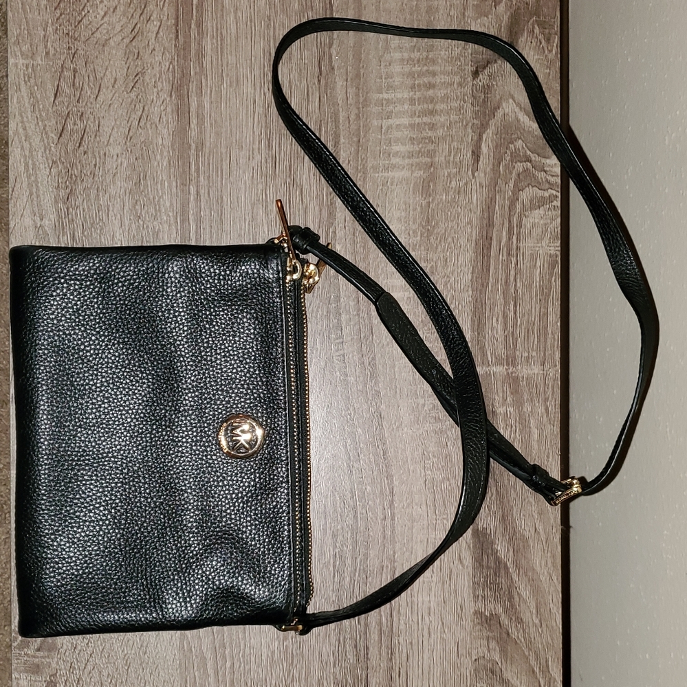 Michael Kors Crossbody Pebble Black/Gold Purse